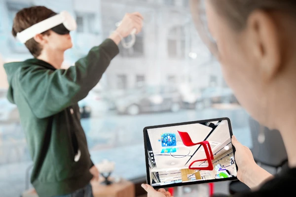 Bild einer Holografischen Verkaufsberatung bei Cairo mit einer VR Brille