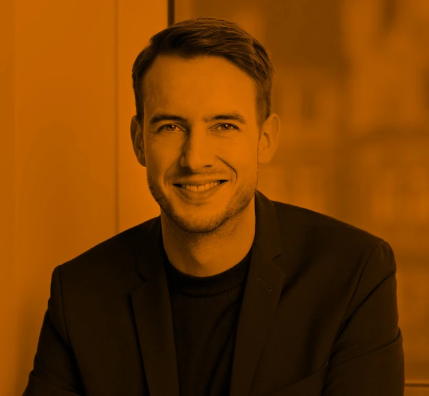 Bild von Maximilian Perez in einem Orange Farbton
